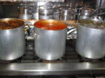 大きな寸胴鍋でソースもスープも手間暇かけて作ります。
